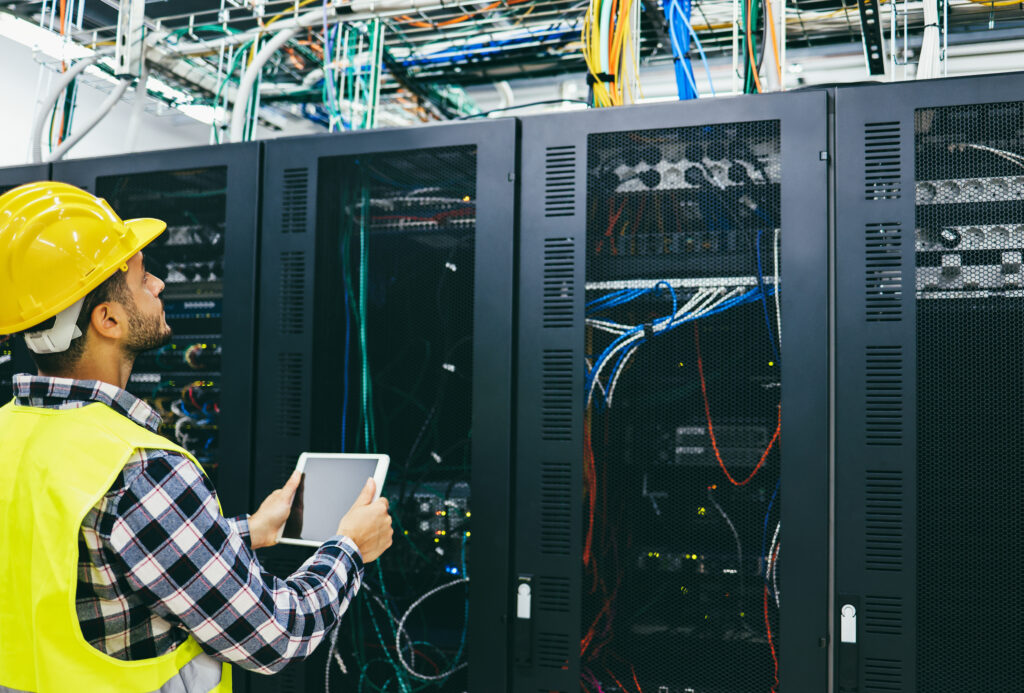 Le ou la pilote logistique datacenter coordonne l’ensemble des flux entrants et internes. Un métier à responsabilité, au cœur de la continuité de service.